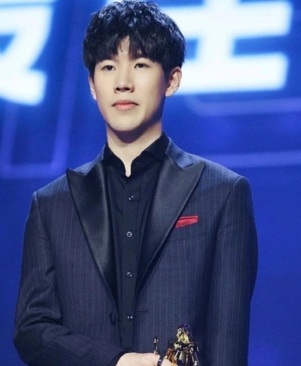 十年老粉不请自来？RNG同组对手派出女辅助