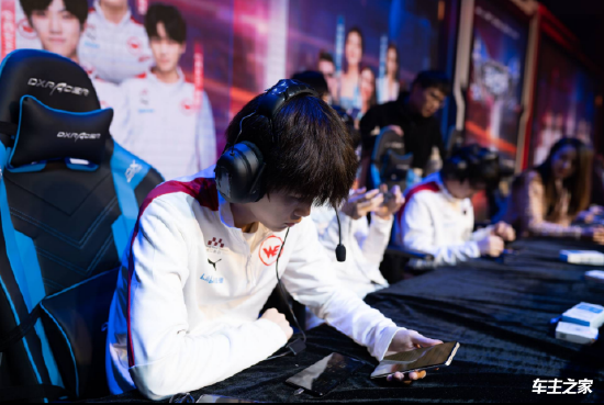 DOTA2萧瑟Ame直播爆料RNG试训东南亚一号位